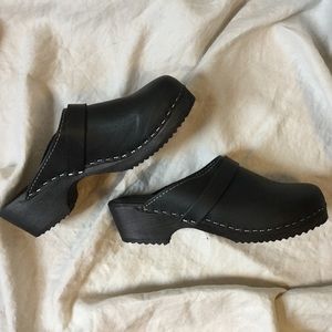 Lotta Classic Black Clogs